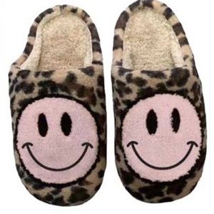 NWT SMILEY FACE SLIPPERS! BLUSH CHEETAH